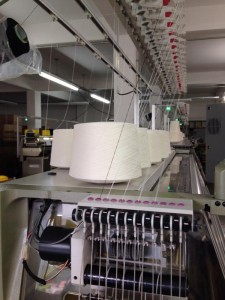 Máquinas modernas de tricô ajudaram a renovar e aumentar a produção peças de Monte Sião.