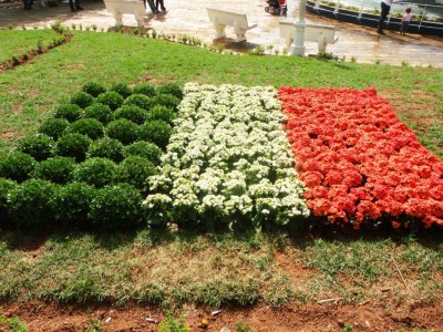 Bandeira de flores na praça central de Monte Sião homenageia a seleção da Costa do Marfim.  