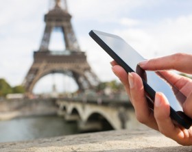 Close-up hand Female mobile phone Paris seine bridge message sms e-mail