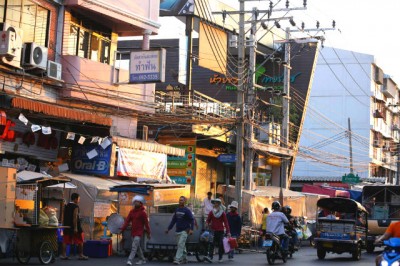 Conhecido por seus mercados de rua, o bairro de Din Daeng oferece uma sensação de cidade do interior a uma pequena distância da famosa vida noturna de Bangkok