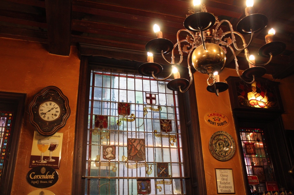 A decoração inalterada do bar Aux Vieux Temps