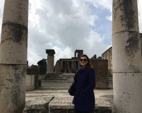 Turista andando nas ruínas de Pompeia