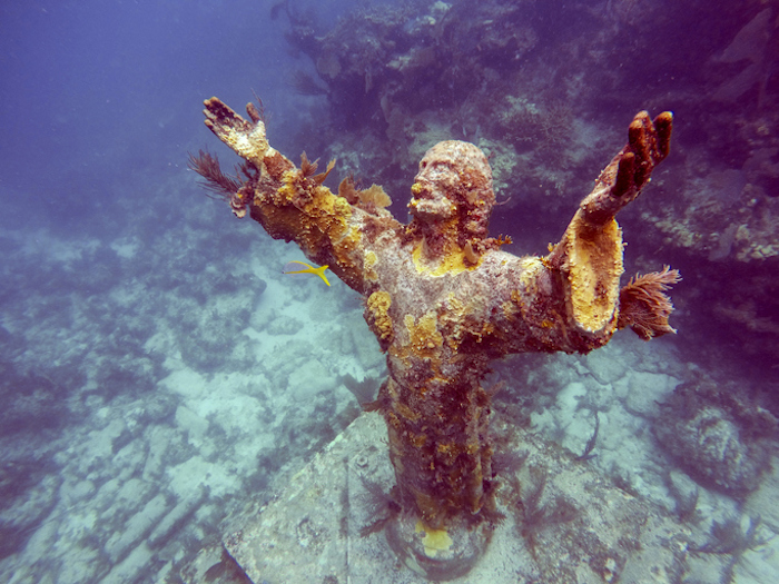 Estátua submarina Christ of the Abyss. Foto por iStock / Vito Palmisano