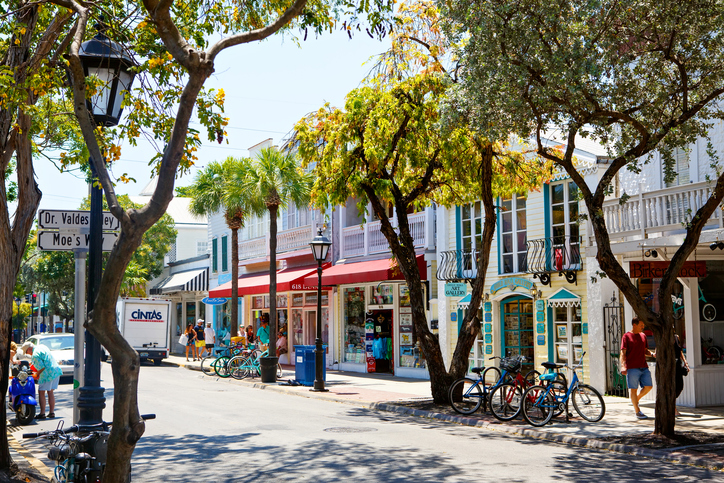 Duval Street, no centro de Key West. Foto por iStock / romrodinka