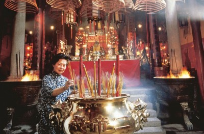Os fieis devotos de Buda queimam incenso nos mais de 600 templos em monastérios espalhados pelo arquipélago em busca de sorte e bons fluidos. Foto: divulgação