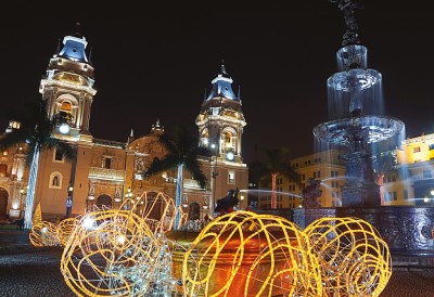 A Praça de Armas no centro de Lima é um dos lugares mais belos e visitados na cidade. No passado, sofreu com terremotos, incêndios e foi palco desde brigas de búfalos a execuções relacionadas com a inquisição na América Latina. Foto: Maria Pavlova/Istock/Thinkstock 2014