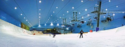O Ski Dubai é o primeiro e maior resort de esqui no Oriente Médio com cinco pistas cobertas de neve verdadeira