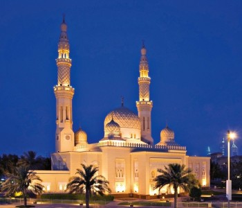 A bela mesquita Jumeirah é um dos pontos turísticos mais fotografados, principalmente à noite, quando está iluminada