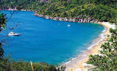 Passeios de lancha e escunas chegam diariamente à Praia do Jabaquara. FOTO: SECRETARIA DE TURISMO