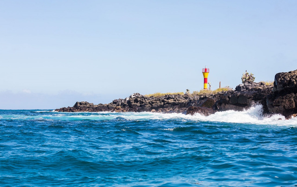 Faro_en_isla_Santa_Cruz,_islas_Galápagos,_Ecuador,_2015-07-26,_DD_38