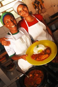 Dolores apresenta um dos pratos mais famosos do restaurante