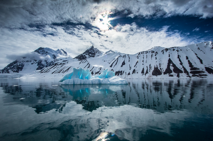 Iceberg vira repentinamente e quase esmaga exploradores no Polo Norte