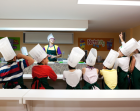 Crianças aprendem a fazer vários tipos de receitas culinárias.