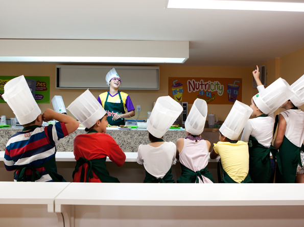 Crianças aprendem a fazer vários tipos de receitas culinárias.