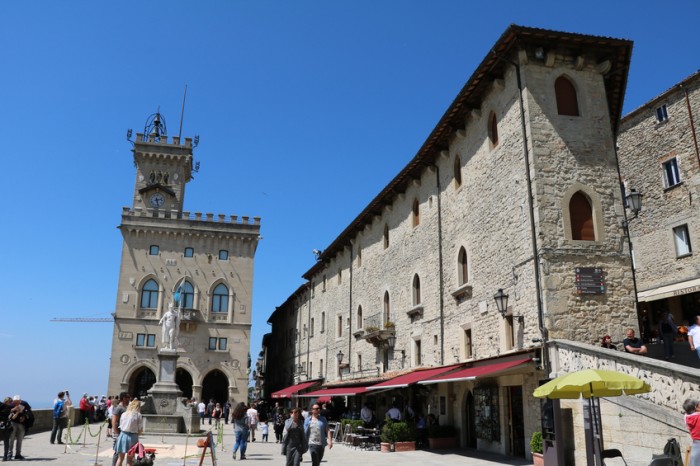 San Marino, Italien - May 7, 2016: City Hall on Piazza della Libertà and Statue of Liberty in San Marino