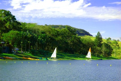 Berro D’Água oferece inúmeras atividades. Na Represa Jurumirim é possível fazer passeios de pedalinhos, balsa e barco a vela, praticar windsurf, canoagem e standup- paddle. Uma marina terceirizada conjugada ao hotel oferece locação de lanchas e jet-skis. Foto: Divulgação