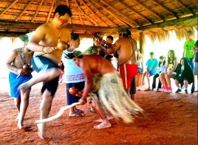 O hotel também oferece uma oportunidade de conhecer a cultura indígena, com passeio até uma aldeia. Integrantes de uma tribo guarani realizam apresentações de música, dança e artesanato. Foto: Luciano Emiliano