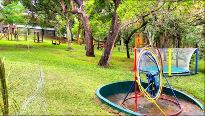A garotada pode brincar no playground à beira da represa, na casa de bonecas, cama elástica, loconauta e até piscina de bolinhas. Foto: Luciano Emiliano