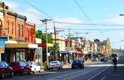 No subúrbio de Melbourne, Fitzroy cresce como um destino para compras vintage, cafés descolados e arte alternativa