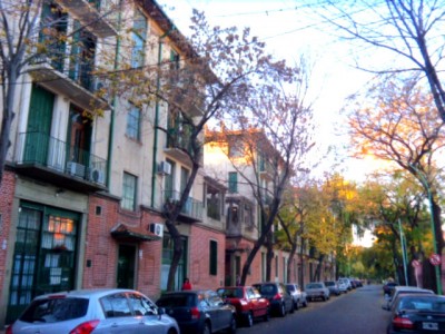 Fora do tradicional circuito turístico de Buenos Aires, Chacarita oferece bares vintage perto de Palermo Hollywood, um bairro cool repleto de vida noturna