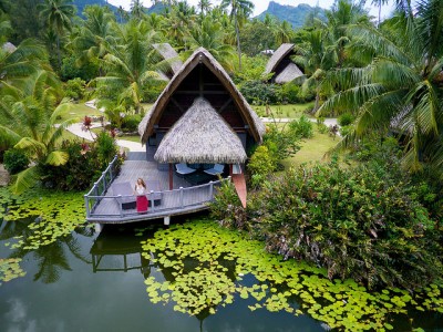 Bangalôs sobre o lago do Hotel Maitai Lapita Village | Créditos: divulgação