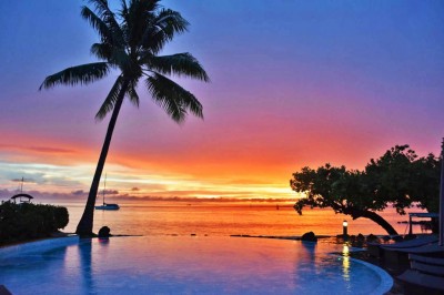 Pôr do sol na piscina do hotel Maitai Lapita Village | Créditos: Lala Rebelo