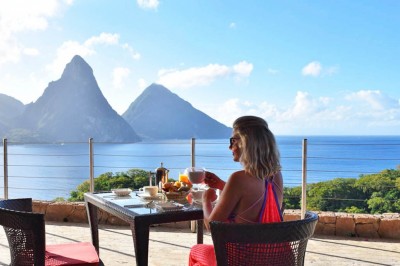 Tomando café no restaurante do hotel Jade Mountain com vista para os Pitons | Créditos: Lala Rebelo
