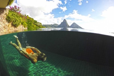 Piscinas revestidas com vidro reciclado no hotel Jade Mountain | Créditos: Lala Rebelo