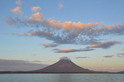 Isla Ometepe (formada por 2 vulcões) dentro do Lago Nicarágua | foto: Alex Keshavjee 