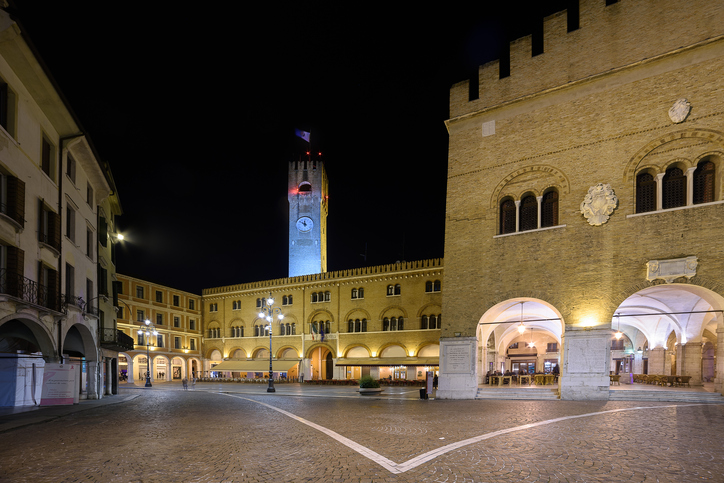 Treviso - Piazza dei Signori co Palazzo del Podestà e Torre Civica