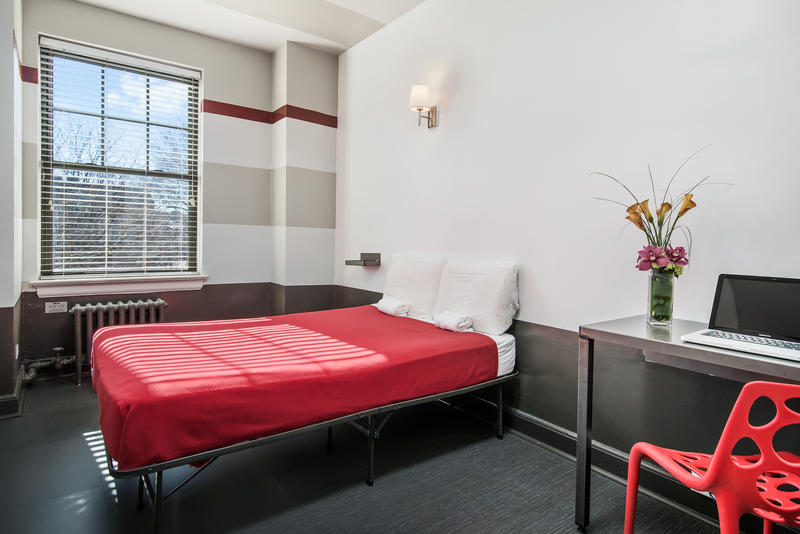http://www.brazilian.hostelworld.com/hosteldetails.php/Chicago-Getaway-Hostel/Chicago/1804