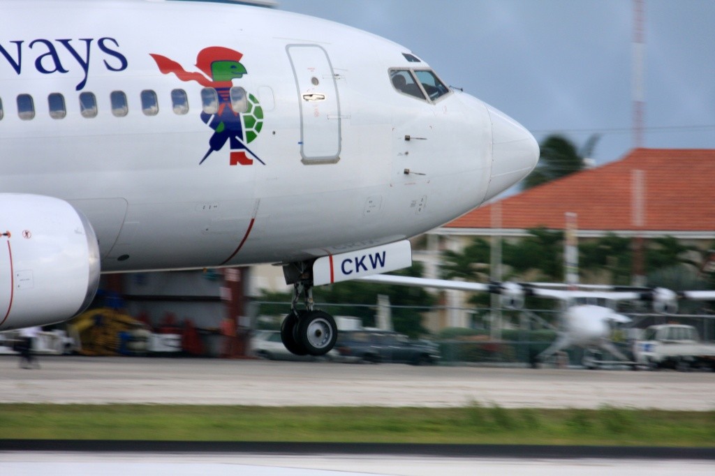 cayman-airways-737-300-credito-owen-roberts-intl