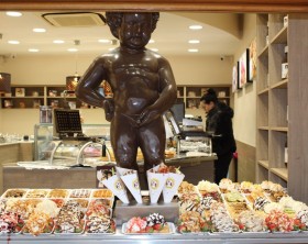 Chocolates expostos em vitrine de loja em Bruxelas