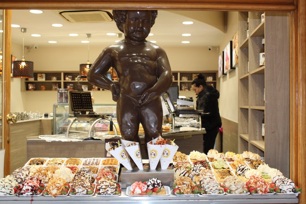 Chocolates expostos em vitrine de loja em Bruxelas