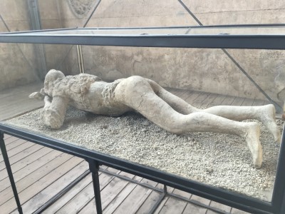 Pessoa petrificada em Pompeia