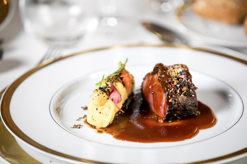 Naco de Novilho Charlês, Aroma de Rosas, Morilles Salteados, Mil Folhas de Topinambur em Creme Fumado, Trufa Fresca e Molho de Foie Gras