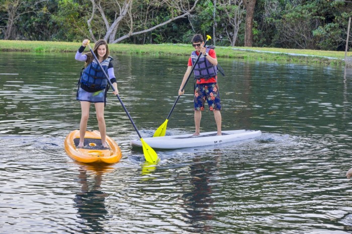 stand-up-paddle-na-piscina-natural-do-brotas-eco-resort