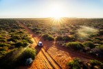 Turistas buscam destinos para se isolar e reencontrar familiares com segurança, afirma pesquisa Driving off-road in Western Australia at sunset