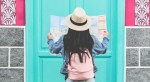 Pesquisa aponta que brasileiros planejam fazer viagens mais curtas em 2021 Young woman tourist looking map during city tour - Travel girl going around old town on vacation - Holiday, wanderlust and trip trends concept - Focus on hat