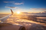 Voe ainda neste verão! Passagens a partir de R$201 no aniversário da GOL Sunset sky on airplane window over Copenhagen, Denmark in Friday