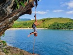 6 aventuras para viver em Maresias, São Sebastião mulher fazendo Rapel de Paúba