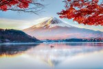 5 locais incríveis para ver, fotografar e se apaixonar pelo Monte Fuji Fuji Mountain , Red Maple Tree and Fisherman Boat with Morning Mist in Autumn, Kawaguchiko Lake, Japan