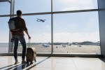 Voos de última hora! Viaje entre 24 e 28 de fevereiro por R$348 ida e volta Male tourist looking at flight