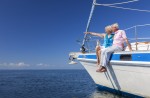 GTA prorroga descontos para viajantes da terceira idade Happy Senior Couple Sailing on a Sail Boat