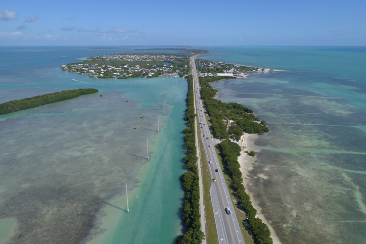 Vista aérea da Overseas Highway. Foto por iStock / felixmizioznikov