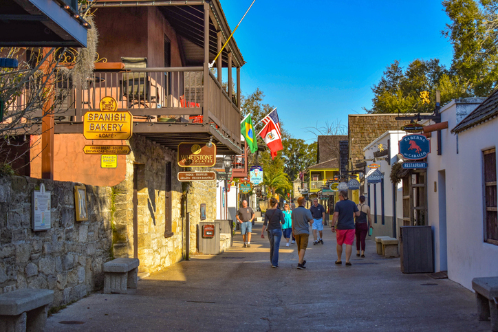 St. George Street, no Colonial Quarter. Foto por iStock / VIAVAL