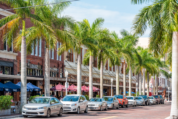 Lojas e restaurantes no centro de Fort Myers. Foto por iStock / krblokhin