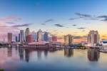 Uma diversidade de atrações em Tampa Bay Tampa, Florida, USA downtown skyline on the bay