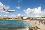 7 aeroportos nada convencionais pelo mundo Maho Beach on Sint Maarten