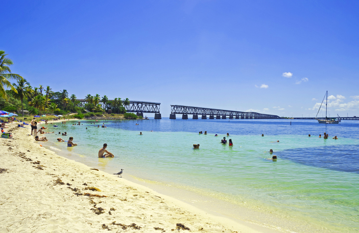 Praia no Bahia Honda State Park. Foto por iStock / CircleEyes